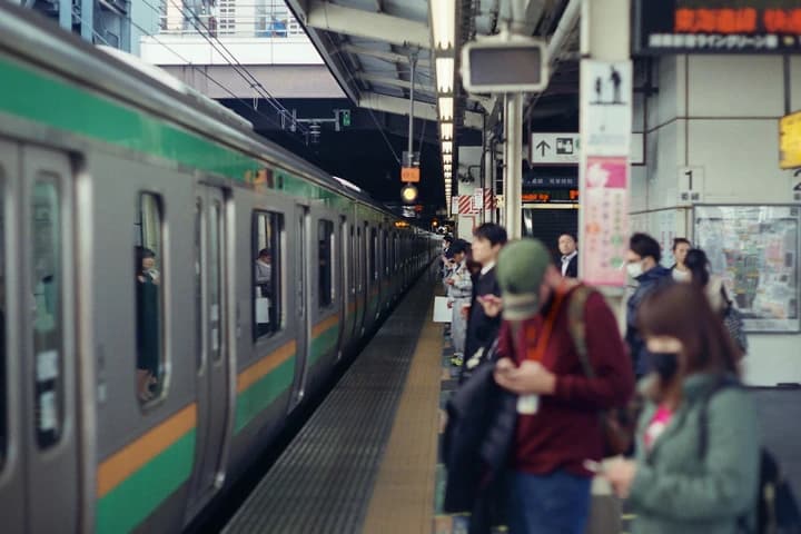 ホームの電車と乗客