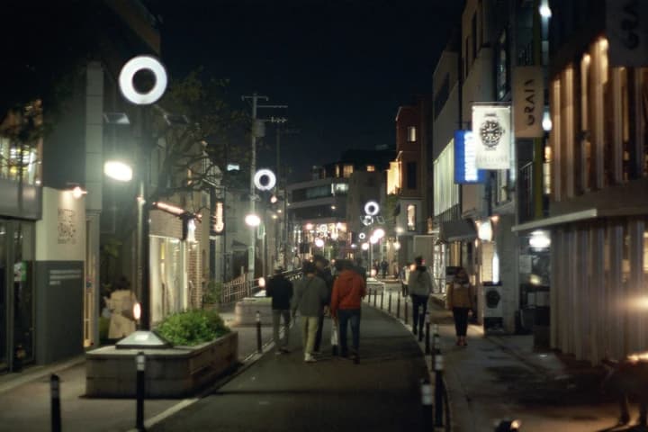 丸い街灯のある夜道