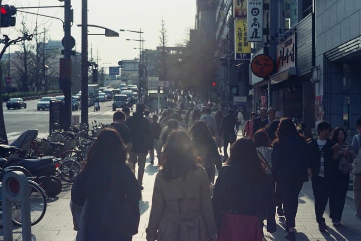 日差しの中の歩行者