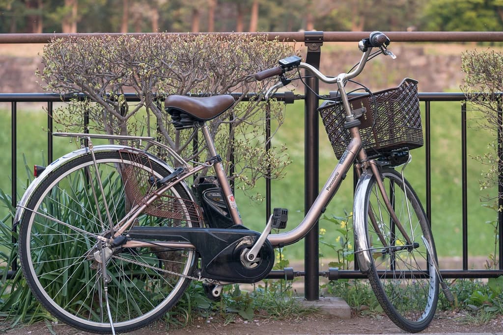 柵に寄せた自転車